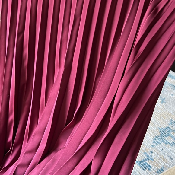 NWT Elegant deep wine Pleated Skirt midi mid length - Picture 3 of 4